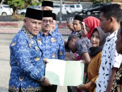Bupati Lampung Selatan Serahkan Sertifikat Gratis Kepada Warga Penerima Bedah Rumah