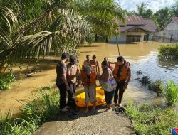 Aksi Samapta Polres Landak Membantu Warga Terdampak Banjir