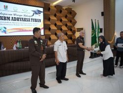 Kajari Tuban dan Sekda Tuban Mewisuda161 Warga Belajar PKBM ADHYAKSA Tuban
