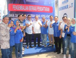 He-Ro dan Incumbent Bupati Lampung Selatan, Serentak Serahkan Berkas Formulir Pendaftaran Di DPC Demokrat Lamsel