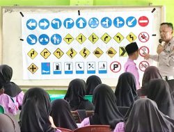 Kanit Kamsel Satlantas Polres Lamsel Berikan Penyuluhan Kepada Pelajar Tentang Rambu Lalu Lintas