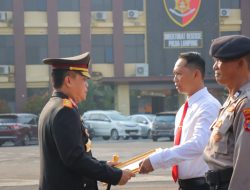 Kapolda Lampung Berikan Penghargaan Kepada Personil dan Masyarakat dalam Upacara Hari Kebangkitan Nasional ke 116 Tahun 2024