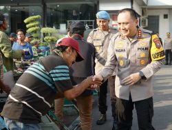 Tebar Kebahagiaan, Kapolrestabes Surabaya Kembali Gelar Sarapan Bareng Dan Berbagi Sembako Dengan Abang Becak