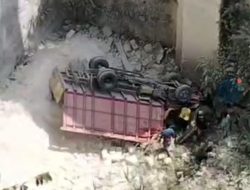 Sebuah Truk Kosong Terjun ke Jurang Sedalam 50 Meter di Semanding Tuban