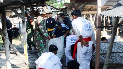 Bersama Warga, Satgas TMMD 120 Kodim Bojonegoro Bersih-bersih Area Pasar Taji