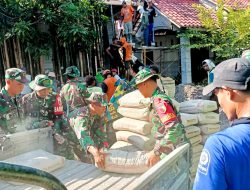 Bersama Warga Kedung Gampeng, Babinsa Koramil Temayang Bojonegoro bantu Pembangunan TPQ Al Falah