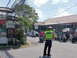 Hadir ditengah Masyarakat Panit Lantas Polsek Mengwi Lancarkan Arus di Simpang Tiying Tutul