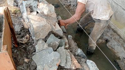 Marak, Pekerjaan Proyek Turap Tanpa Papan Informasi dan Asal Jadi