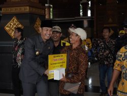 Bupati Tuban dan Dandim Tuban Serahkan Bantuan ALSINTAN