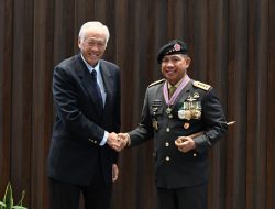 Panglima TNI Terima Meritorious Service Medal Singapura