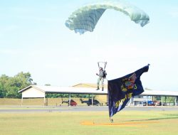 Danlanud Sultan Hasanuddin Tinjau Langsung Latihan Demo Terjun Free Fall, Jelang Peringatan Hari Bakti-77 TNI AU