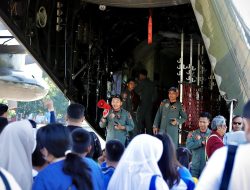 660 Warga Makassar Dan Maros Antusias Ikut Joy Flight Pesawat Hercules AU A-1330 Dalam Rangka Peringatan Hari Bakti Ke-77 TNI AU