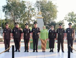 Peringati Hari Bhakti Adhyaksa Ke-64, Kajari Lamongan Pimpin Upacara Ziarah di Taman Makam Pahlawan