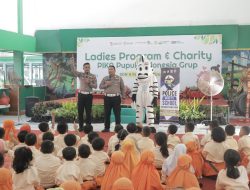 Ops Patuh Semeru 2024, Polres Gresik bawa Badut Zebra Gelar Edukasi Keselamatan Lalu Lintas di SDN Petrokimia Gresik