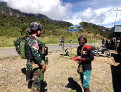Satgas TNI Patroli Dan Berbagi Sembako Dengan Warga Bilogai
