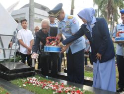 Pangkoopsud I Pimpin Upacara Ziarah dan Tabur Bunga dalam Rangka Hari Bakti TNI AU ke-77