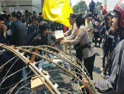 Polwan Lampung Bagikan Air Mineral kepada Mahasiswa dalam Aksi Unjuk Rasa di Gedung DPRD