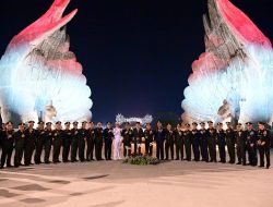 Panglima TNI Dampingi Presiden RI Pada Apel Kehormatan dan Renungan Suci di Taman Kusuma Bangsa IKN