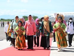 Ketua Pia Ardhya Garini Cabang 7 D/II Lanud Sultan Hasanuddin Sambut Kedatangan Ibu Negara Iriana Joko Widodo dan Ibu Wapres Wury Ma’ruf Amin