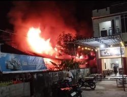 Sebuah Rumah di Lalap Api Sontak Membuat Penghuni Berteriak