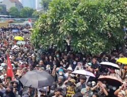Demo Bertema Indonesia Darurat,Ribuan Masa Gruduk Gedung DPR RI