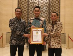 Bupati Tuban Dianugrahi Tanda Jasa Bakti Koperasi dan UKM Oleh Menteri Koperasi dan UKM RI