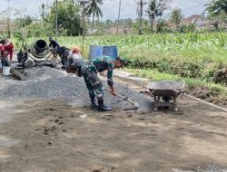 Pengecoran Jalan di Turen, Bukti Nyata Kekompakan Koramil Turen dan Masyarakat