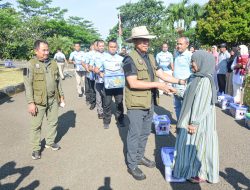 Komandan PMPP TNI Dampingi Panglima TNI Bagikan Paket Sembako Kepada Masyarakat di Markas Pasukan Perdamaian Dunia