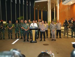 Panglima TNI Dampingi Menkopolhukam Gelar Konferensi Pers Terkait Pembebasan Pilot Selandia Baru Yang Disandera OPM