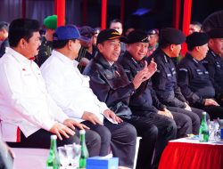 Panglima TNI Sematkan Brevet Kehormatan Hiu Kencana Kepada Presiden RI di atas KRI RJW-992