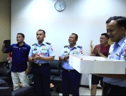 Danlanud Sultan Hasanuddin Berikan Kejutan Kepada Kepala General Manager PT. Angkasa Pura Indonesia Bandara Sultan Hasanuddin