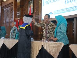 Wisuda Sekolah Orang Tua Hebat, Bupati Tuban: Pola Asuh Terhadap Anak Harus Terus Beradaptasi