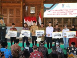 Mas Lindra Serahkan Bantuan BPJS Ketenagakerjaan Kepada 1.120 Imam Musala