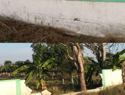 Bangunan Pagar Makam Dusun Rangkah Sudah Ambruk, Adanya Dugaan Korupsi Kian Terbukti