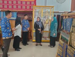 Jadi Pembeli Di Dekranasda Lamsel, NURI MAULIDA Berkunjung bersama Ketua Sementara DPRD Lamsel