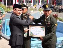 Kontribusi Sosial Luar Biasa, Dua Prajurit Kodim 0818 Mendapat Piagam Penghargaan