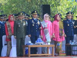 Danlanud Sultan Hasanuddin Didampingi Ketua PIA Ardhya Garini Cabang 7/D ll Hadiri Upacara HUT Ke-79 TNI