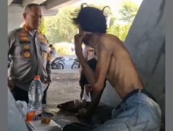 Kombes Pol. Dr. Mokhamad Ngajib, S.I.K M.H Kunjungi Pria Tua yang Sakit dibawah Jembatan Fly Over