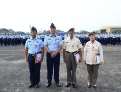 Danlanud Sultan Hasanuddin Berikan Piagam Penghargaan Kepada Personel Yang Memasuki Purnah Tugas