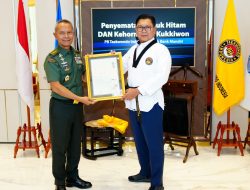 Dukung Kemajuan Taekwondo Indonesia, Dirut BMRI Dapat Sabuk Hitam DAN Kehormatan PBTI