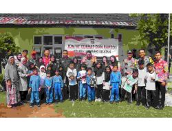 Kapolres Lampung Selatan tampak berkaca – kaca saat menyapa siswa SDN Kecil Babulang