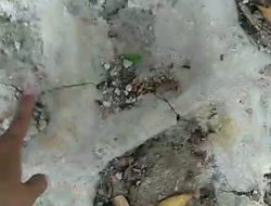 Terlihat Retak, Kwalitas Matrial Plengsengan ini Patut Dipertanyakan