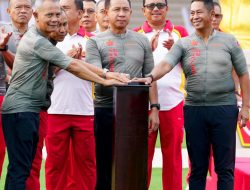 Panglima TNI Bagikan Ribuan Sembako dan Resmikan Lapangan Prima Mabes TNI