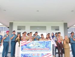 Komandan Lanal Palu, melepas perwakilan Saka Bahari Lanal Palu di event Saka Bahari Nasional