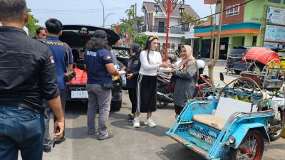 Jumat Berkah, LPK-YAPERMA DPC NGAWI Bersama Media Memoterkini dan Teman-teman Media Ngawi Bagi-bagi Paket Makan Siang Nasi Kotak
