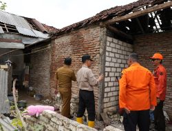 Respon Cepat Atasi Bencana Puting Beliung, PJS Bupati Tuban dan BPBD Serahkan Bantuan