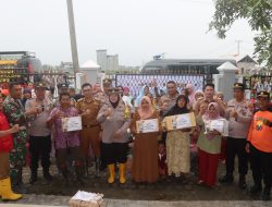 Polres Lampung Selatan Peduli untuk Korban Banjir Rob di Sragi