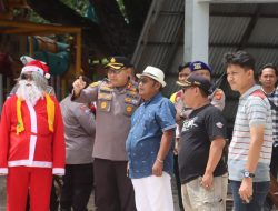 Polisi Gandeng Sinterklas Sapa Anak-Anak di Wisata Pantai di Lampung Selatan