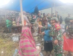 Pos Wuyuneri Satgas 715/Mtl Laksanakan Komsos dan Berbagi
