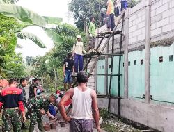Anggota Koramil 03/Balen Kodim 0813 Bojonegoro Karya Bakti Cor Atap Musholla bersama Warga Desa Lengkong